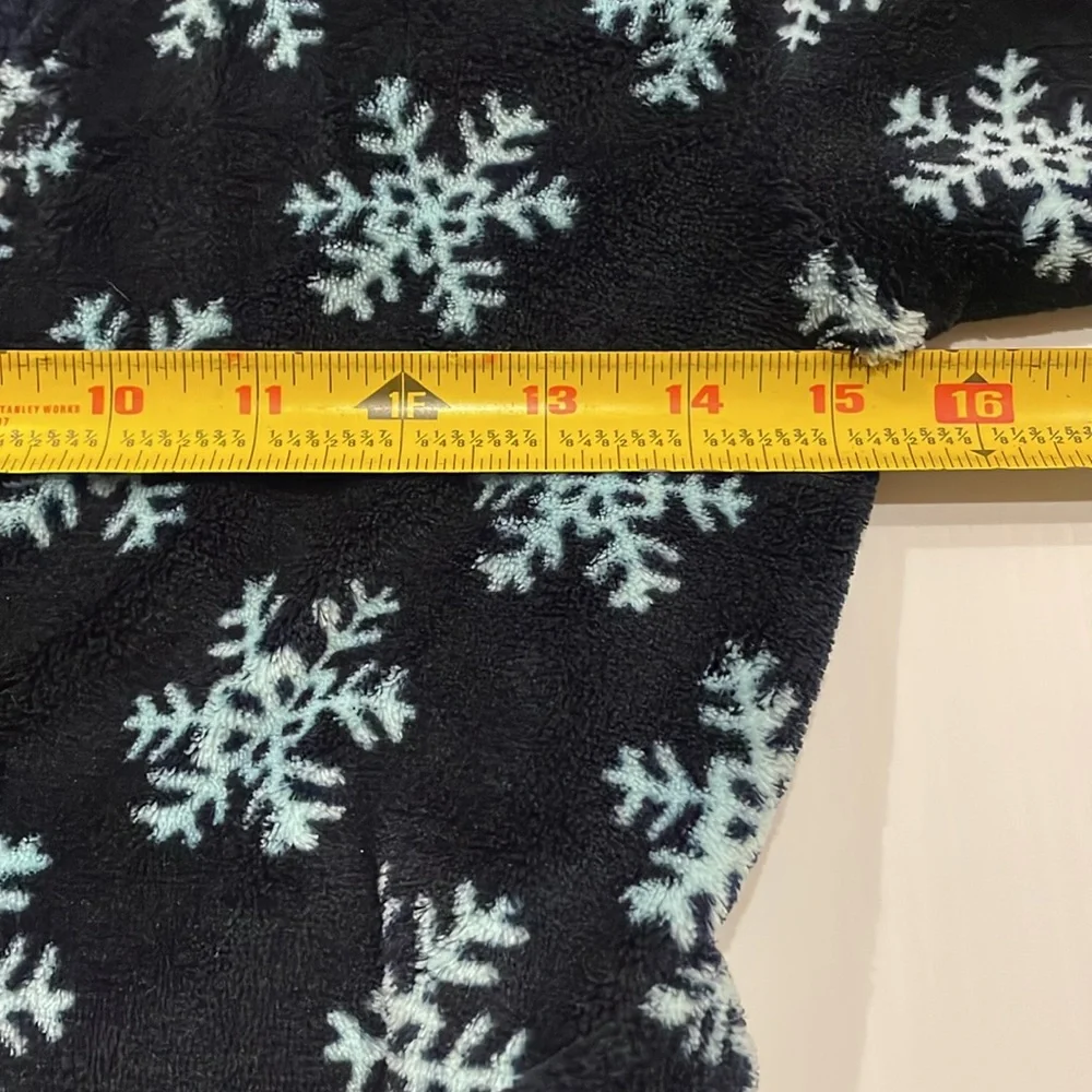 Baby gap navy blue robe with light blue snowflakes.  Kids size 5T